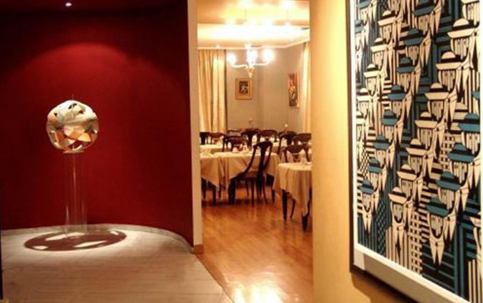 Gang met kunst en de ontbijtzaal van Hotel Art Athens in Athene