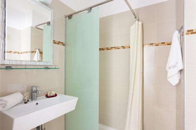 Badkamer van een tweepersoonskamer van Hotel Attalos in Athene