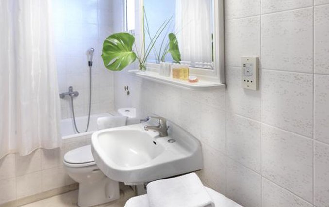 Badkamer van een tweepersoonskamer van Hotel Adrian in Athene