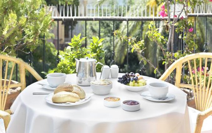Terras met ontbijt van Hotel Adrian in Athene
