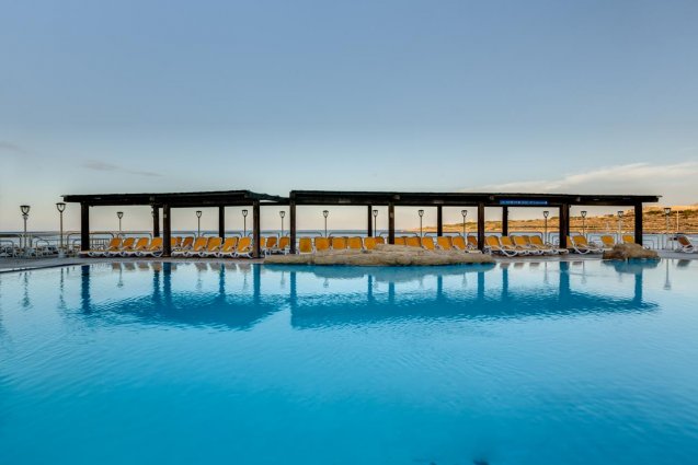 Terras aan zwembad Sunny Coast Resort in Malta