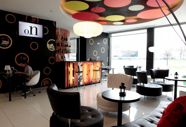 Loungebar met bar en zitgedeelte van hotel Star Inn Porto in Porto