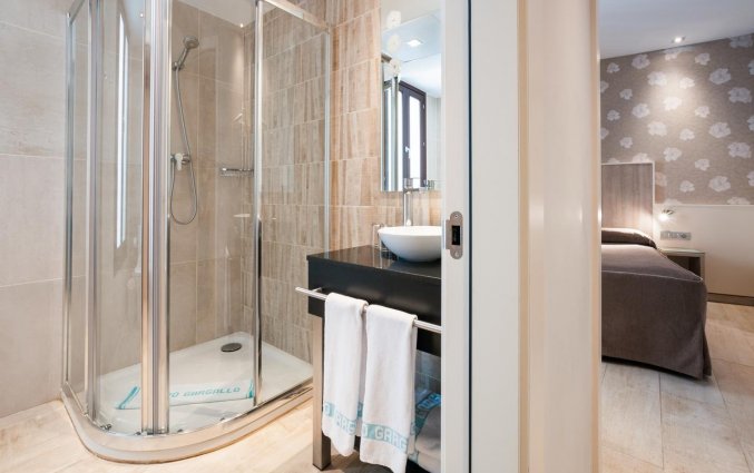 Badkamer van een tweepersoonskamer van Hotel Santa Marta in Barcelona