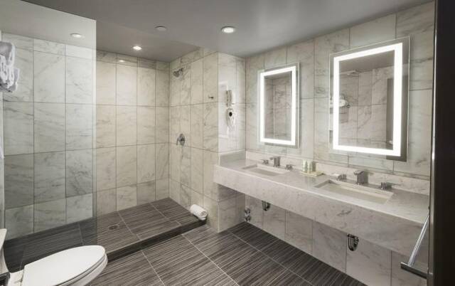Badkamer van een tweepersoonskamer van Hotel The Gallivant Times Square New York