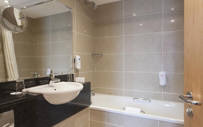Badkamer van een tweepersoonskamer van Hotel Academy Plaza in Dublin