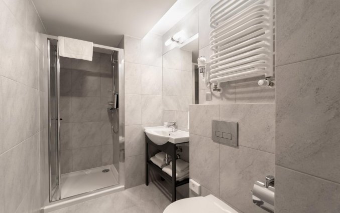 Badkamer van een tweepersoonskamer van Hotel Golden Tulip Krakow Kazimierz in Krakau