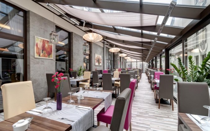 Overdekte buitenserre met zitplekken van hotel Golden Tulip Krakow City Center stedentrip Krakau