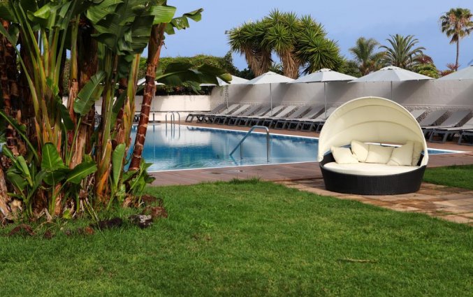 Loveseat bij het zwembad van Hotel Weare La Paz Tenerife