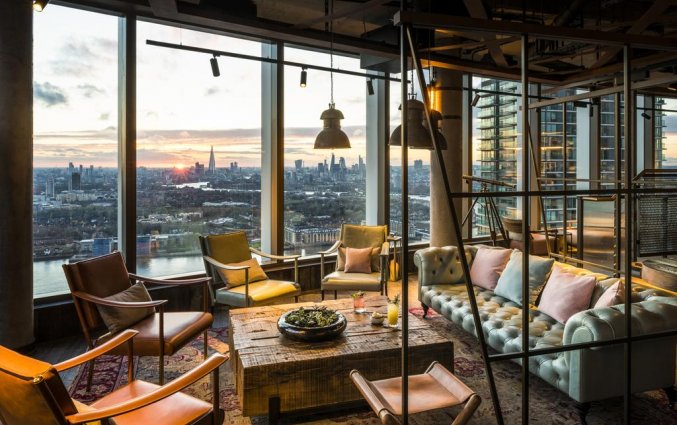 Lounge met uitzicht van Hotel Novotel Canary Wharf in Londen