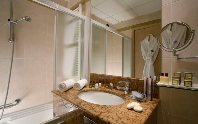 Badkamer van een tweepersoonskamer van Hotel Best Western Tritone in Venetie