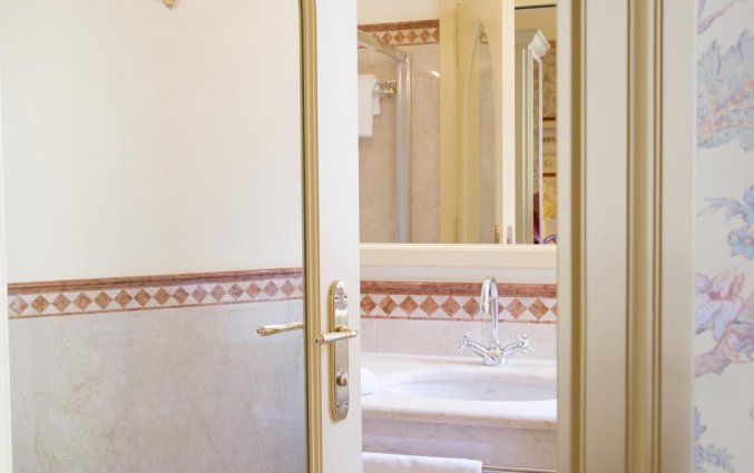 Deur naar een badkamer van Hotel iH Milano Regency Milaan Italië