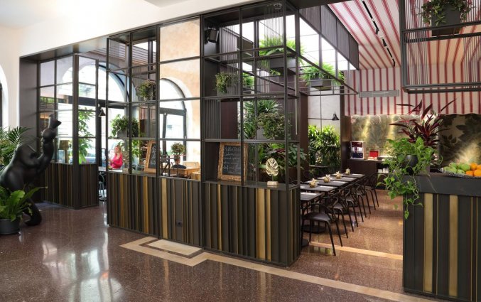 De ingang van het restaurant van Hotel Sanpi Milaan