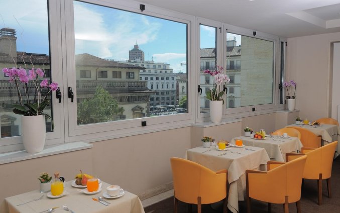 Ontbijtruimte met uitzicht van Hotel IH Milano Ambasciatori Milaan