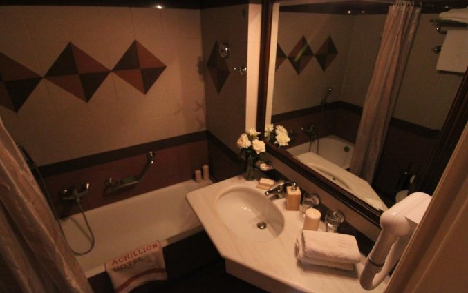 Badkamer van een tweepersoonskamer van Hotel Achillion in Athene