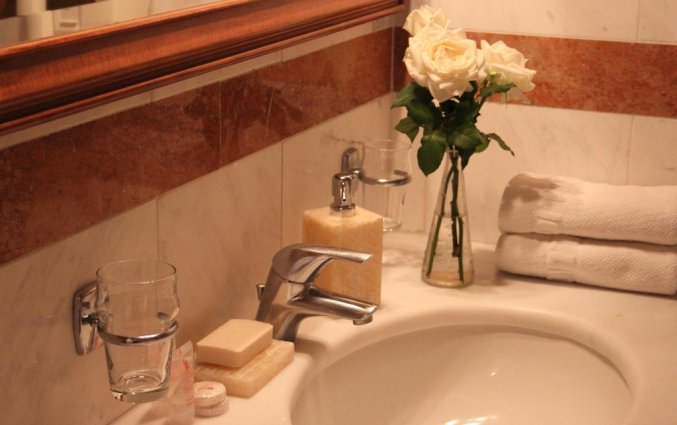 Badkamer van een tweepersoonskamer van Hotel Achillion in Athene