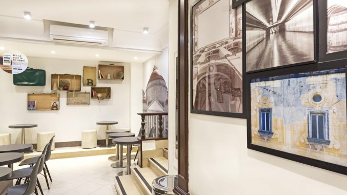 restaurant met schilderijen bed & breakfast napolli,