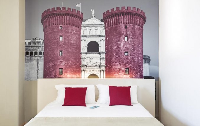 Slaapkamer met op achtergrond kastelen van bed & breakfast napolli