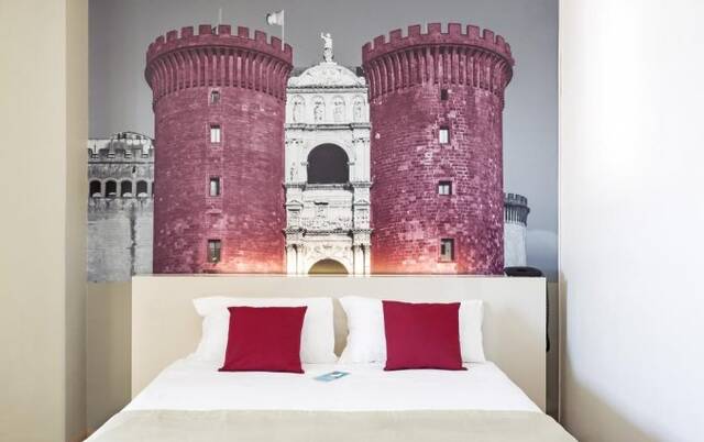 Slaapkamer met op achtergrond kastelen van bed & breakfast napolli