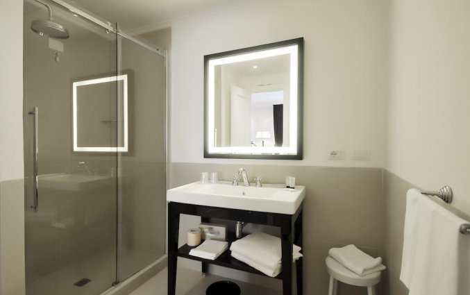 Badkamer van een tweepersoonskamer van Hotel Grand Oriente in Napels